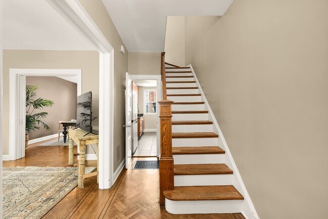 Building Photo - 637 Keefer Pl NW