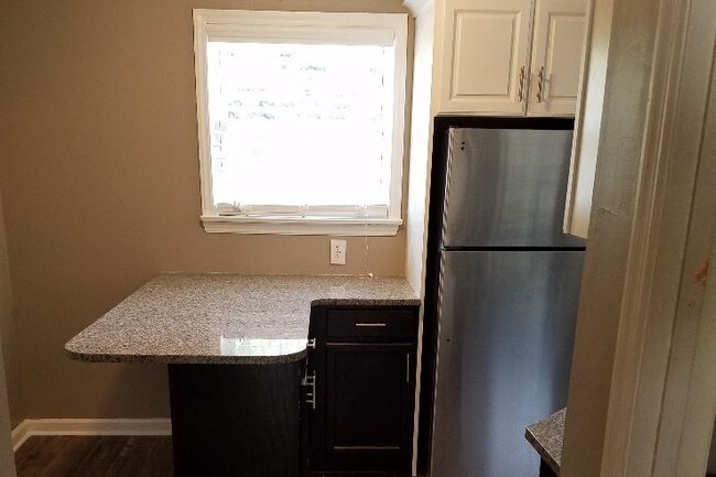 Building Photo - 12 Johnson St