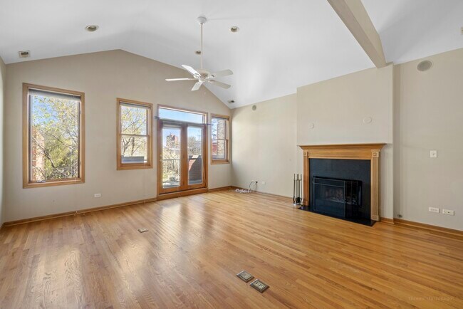 Building Photo - 1503 W Erie St