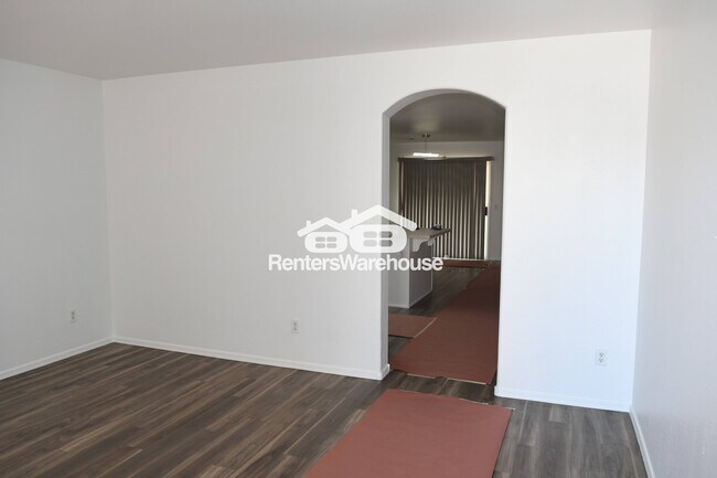 Building Photo - 1623 E Silverbirch Ave
