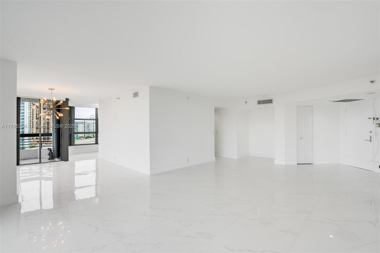Foto principal - 3500 Mystic Pointe Dr