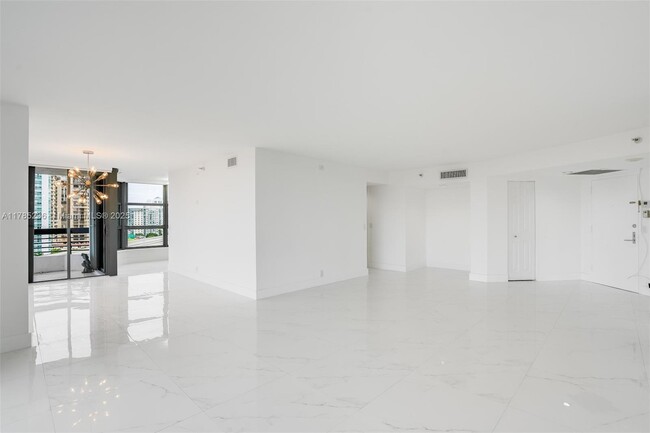 Building Photo - 3500 Mystic Pointe Dr