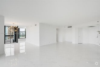 Building Photo - 3500 Mystic Pointe Dr