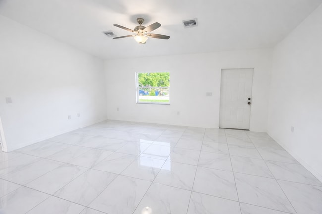 Foto del edificio - Beautiful 3 bedroom home Sw Lehigh Acres