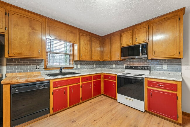 Building Photo - 131 McWhirter Pl