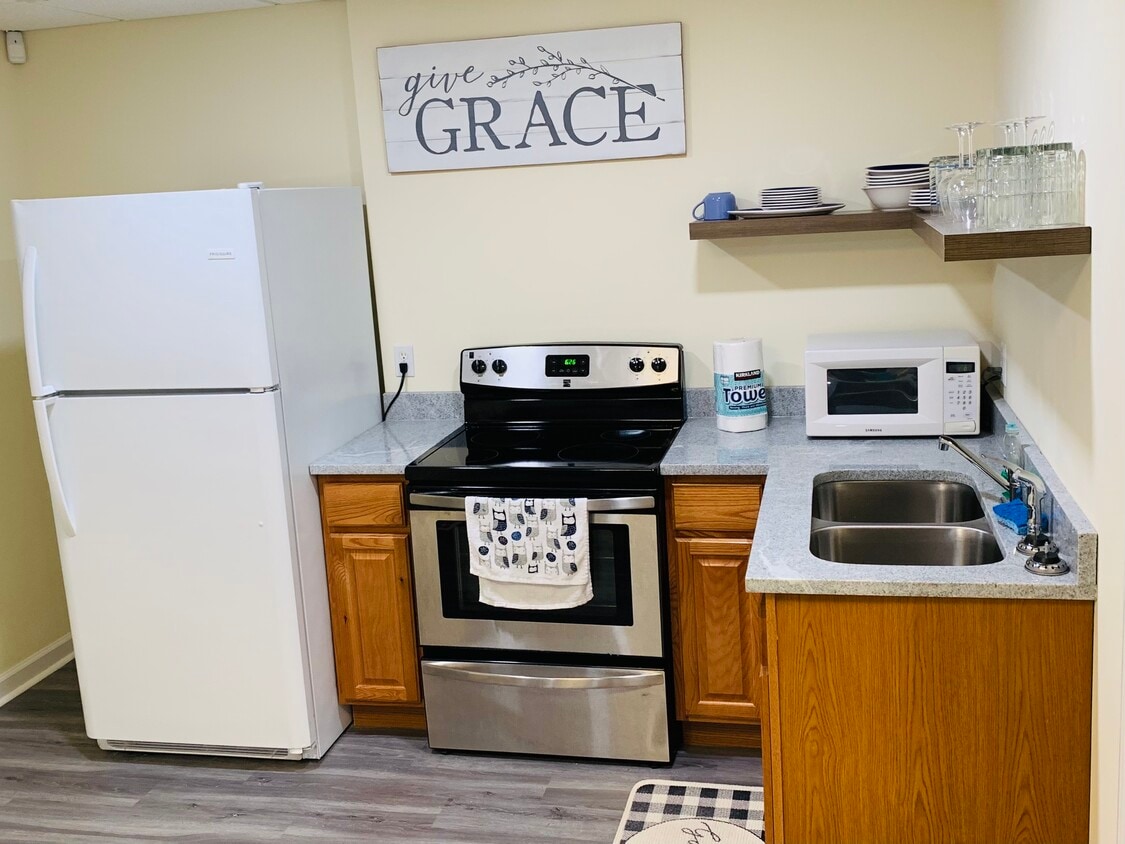 The thoughtfully-designed kitchen comes with plentiful cabinet space and contemporary appliances, ma - 2337 Ashmel Ct SW