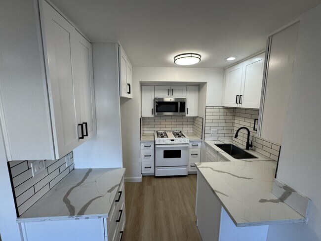 Cocina - 1045 S Alma St