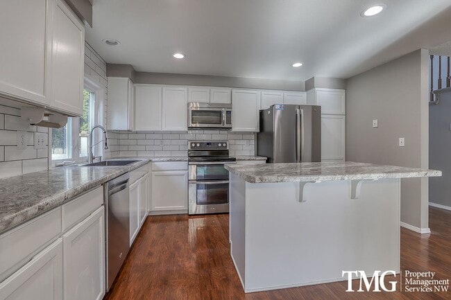 Building Photo - Modern Style 3 Bed 2.5 Bath Home with Larg...