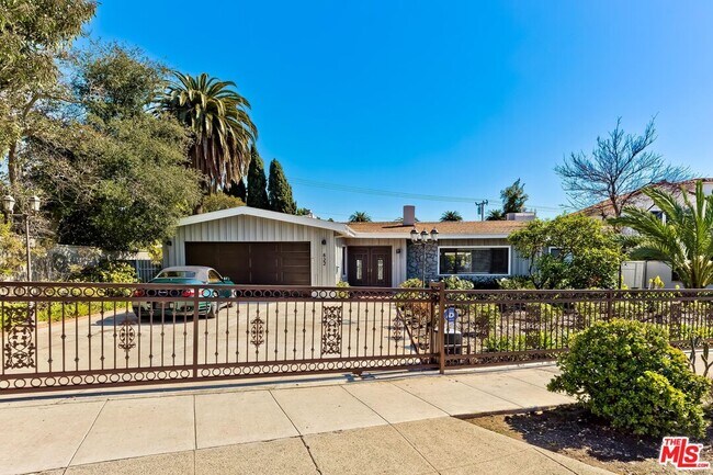 Building Photo - 822 San Vicente Blvd