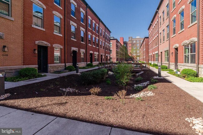Building Photo - 1434 S Lawrence Terrace