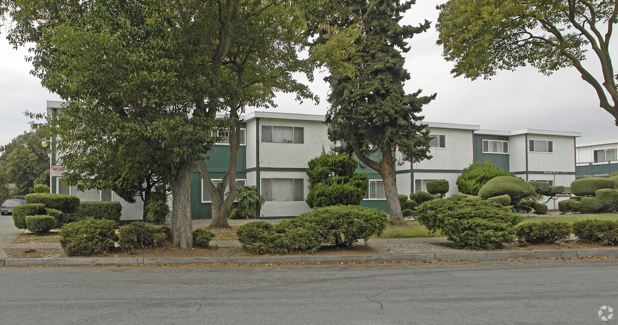 Primary Photo - 37555 Glenmoor Dr