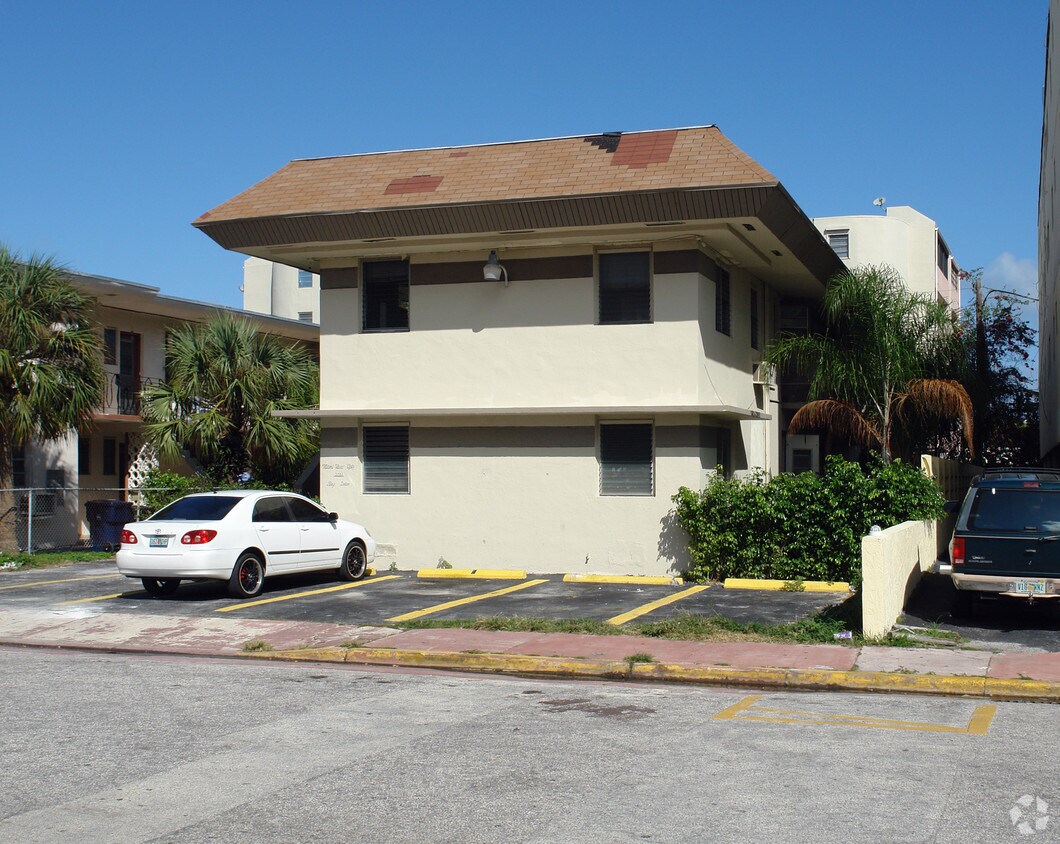 Foto principal - 2021 Bay Dr