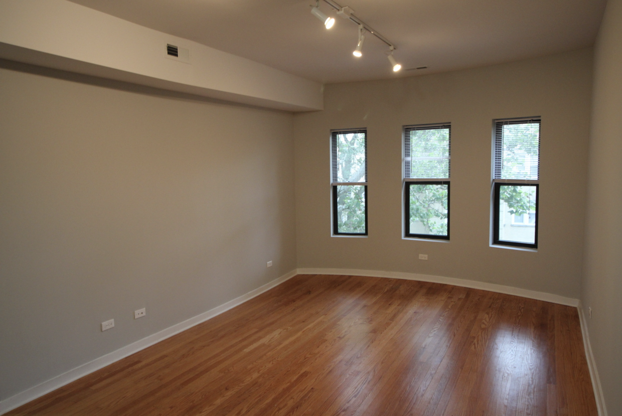 Large Living Room - 2325 W Arthur Ave