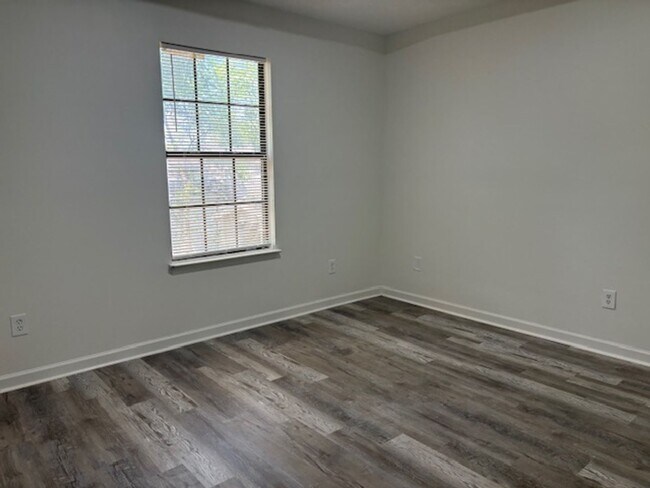 Foto del edificio - COMING SOON  LaVergne 3BR/1BA new floors, fresh paint, 1 acre lot