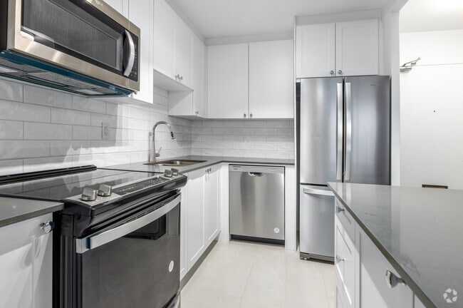 Interior Photo - 2233 - 2235 Hurontario Street
