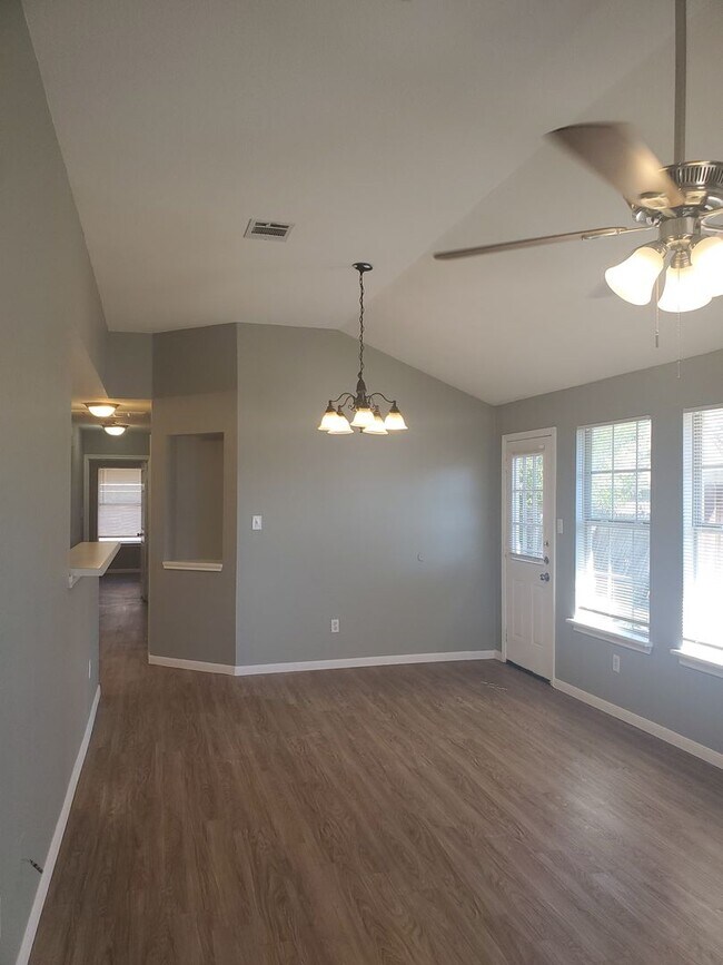 Foto del edificio - 2221 Creekside Ln