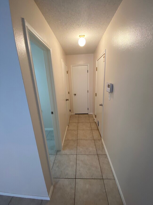 Pasillo primer piso para el cuarto de baño y lavandería en el apartamento - 3405 San Gabriel