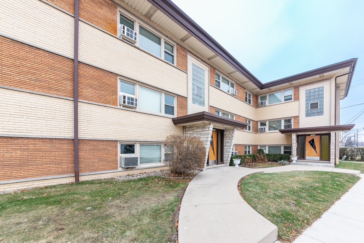 7562 N Waukegan Rd Unit 2W, Niles, IL 60714 Apartments in Niles, IL