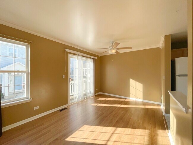 Building Photo - 341 Holiday Ln