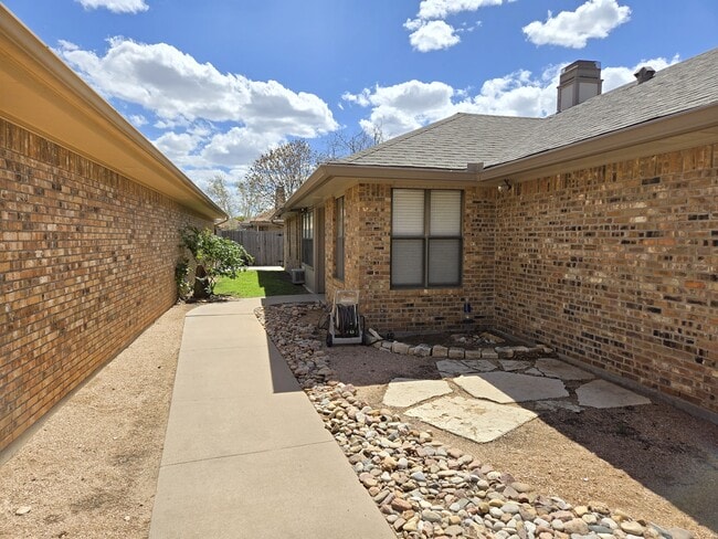 small yard - 1629 Wyoming Ave