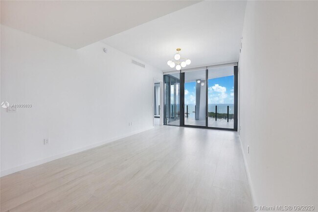 Building Photo - 2831 S Bayshore Dr