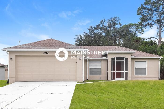Foto principal - 3 Bedroom Pet-Friendly Home in North Port, FL with Main Street Renewal