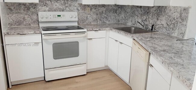 Foto del edificio - 1750 NE 191st St