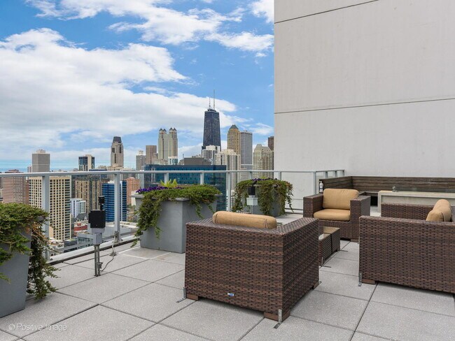Foto del edificio - 303 W Ohio St
