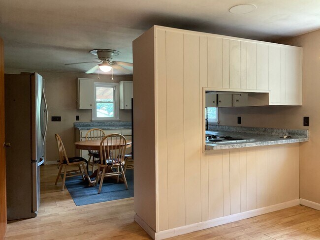 Building Photo - 908 Red Hill Rd