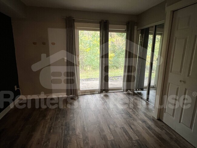 Foto del edificio - 5441 Rowland Rd