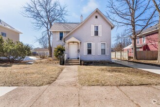 Building Photo - 709 Iowa St