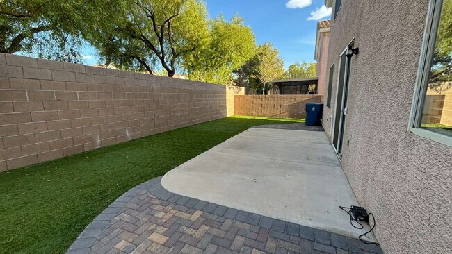 Building Photo - 2 Story, 4 Bed, 2.5 Bath in Southwest