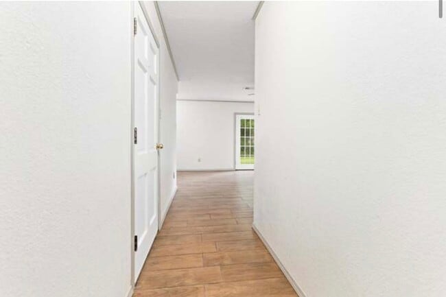 Building Photo - 245 E Smith St