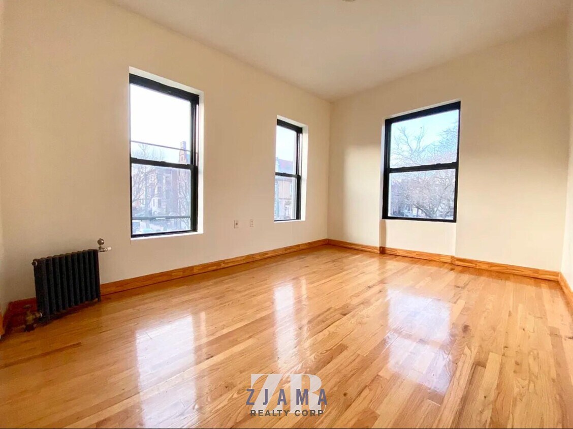 Foto principal - 876 Lincoln Pl