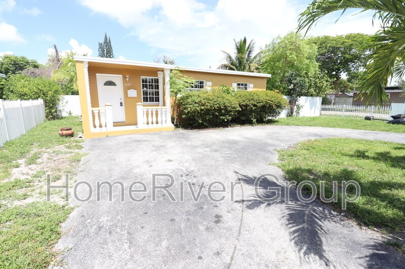 Foto principal - 15701 NE 14th Ave