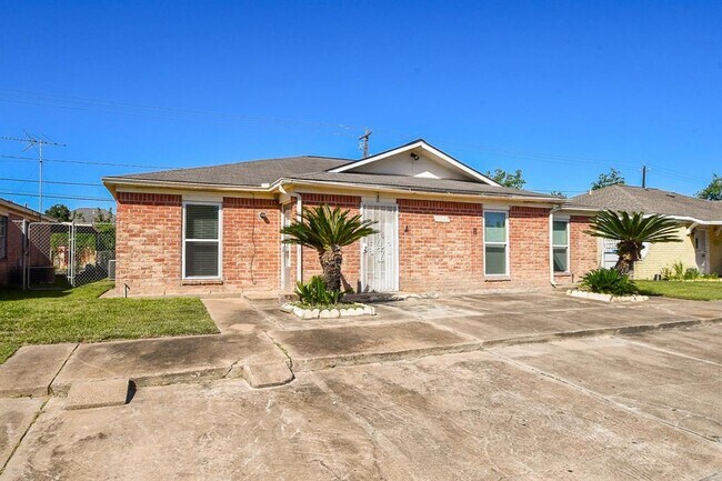 Building Photo - 15063 Woodforest Blvd