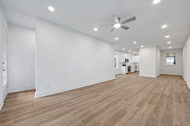 Foto del edificio - Top of the line House in West Campus for A...