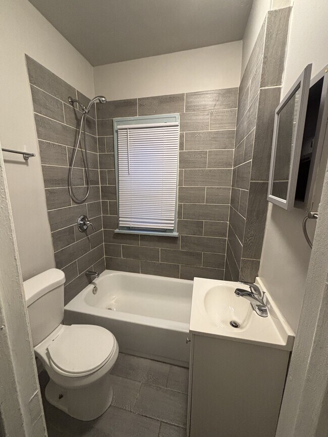 Foto del edificio - 3988 Adams St