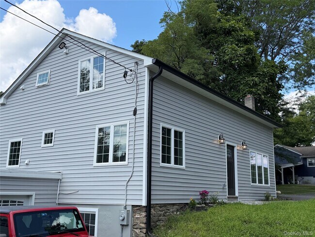 Building Photo - 12 Berry Ln