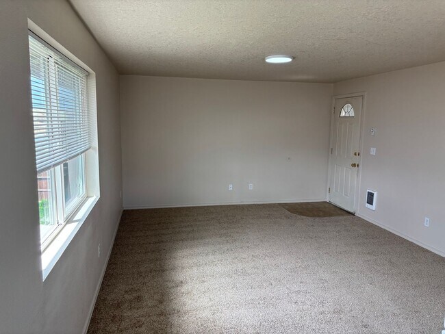 Foto del edificio - 1 Bedroom Unit with Detached Garage in Prineville