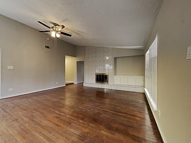 Foto del edificio - 8615 Riverside Walk Ln