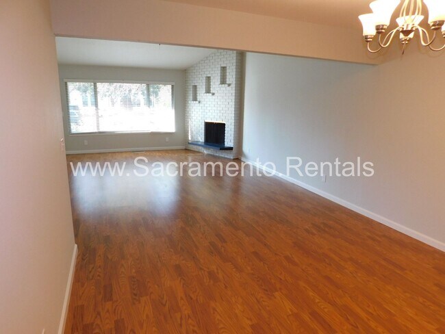 Foto del edificio - Wonderful Sierra Oaks 3bd/2ba Duplex with 2 Car Garage