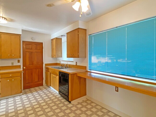 Building Photo - Lovely Centrally Located NW Corvallis Rental