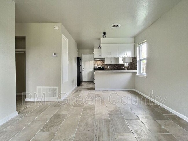 Foto del edificio - 6120 S Madison Pl