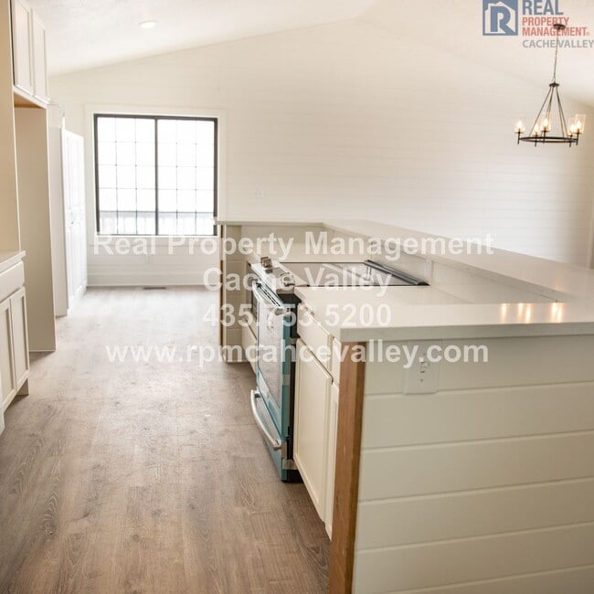 Building Photo - Stunning 4 br. newly remodeled home located on the East Bench of Logan!