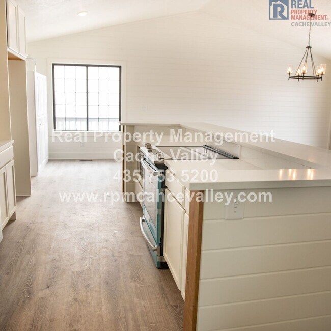 Foto del edificio - Stunning 4 br. newly remodeled home located on the East Bench of Logan!