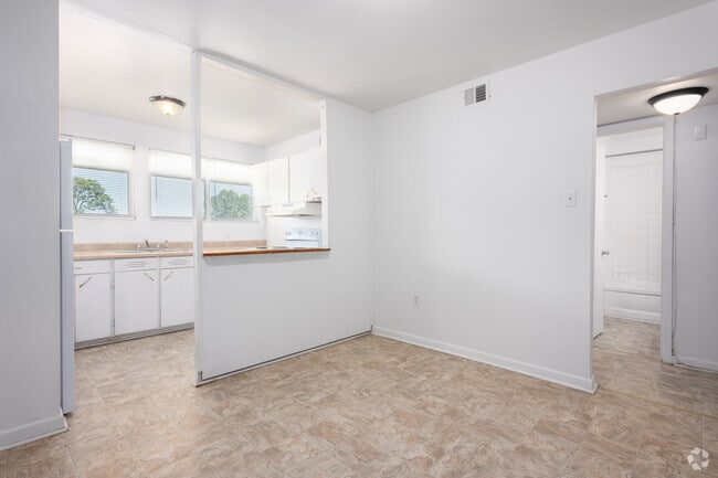 2BR, 1BA - 850SF - Dining Room - McCausland Ridge