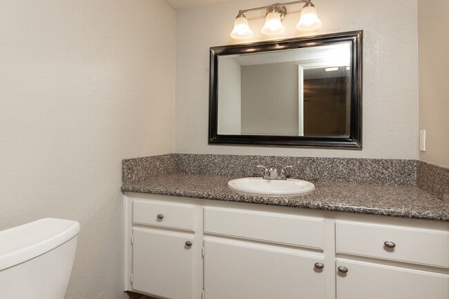 Building Photo - 4 Bedroom Townhome in Carlsbad's Tanglewood Community!