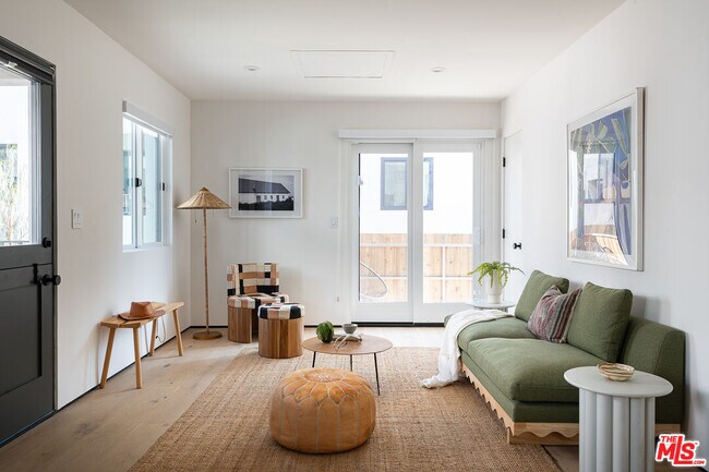 Building Photo - 2018 1/2 N Vista Del Mar Ave