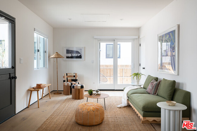 Building Photo - 2020 N Vista Del Mar Ave